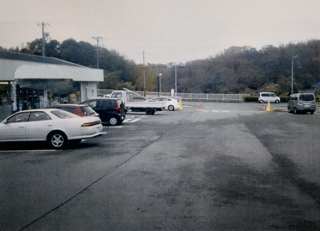 事故現場の駐車場の写真
